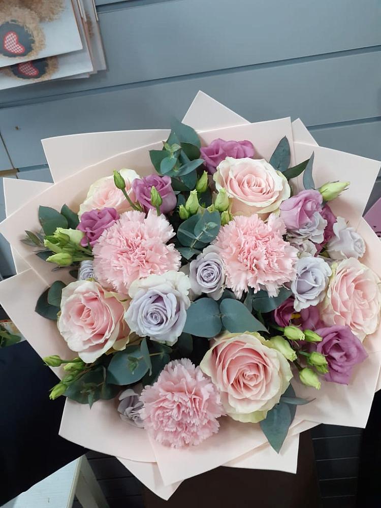 Букет цветов из: Розы, Гвоздики и Лизиантусы в Ваче