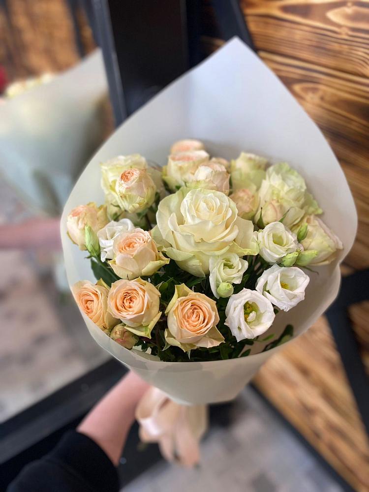 Букет цветов из: Розы и Лизиантусы в Ваче